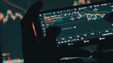 Akıllı Telefona Dokunan Adam Ekranı, Dijital Değişim Verilerine Göz at