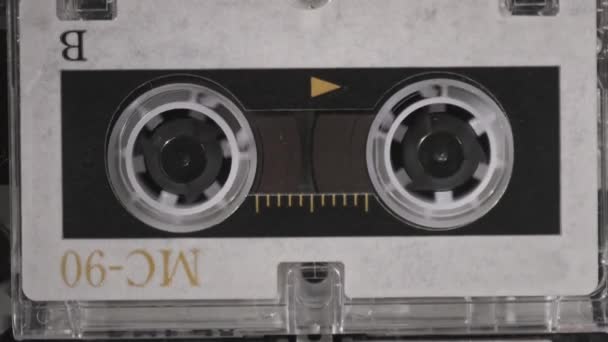 Audio-Kassette im Tonbandgerät spielt und dreht sich — Stockvideo