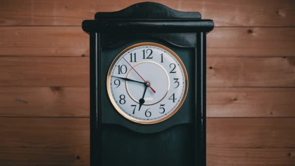 Timelapse del reloj vintage con giro completo de las manos del tiempo a las 7 AM o PM — Vídeos de Stock