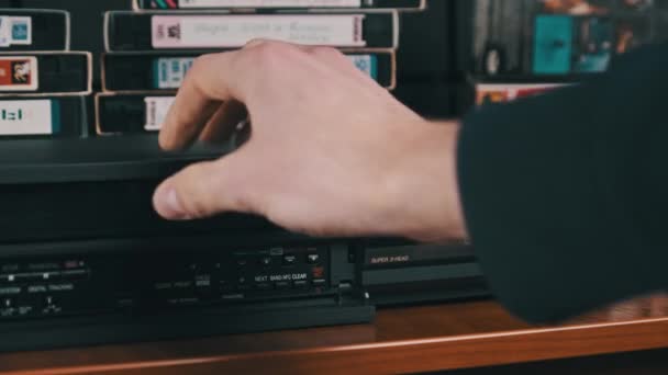VCR में VHS कैसेट डालें और पुश प्ले बटन — स्टॉक वीडियो