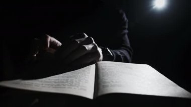 Gizemli Aydınlatma Altında Eski Bir Kitap Okumak