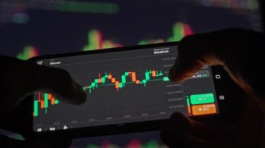 Akıllı Telefon Ekranında Yatırımcı Bitcoin Çizelgesini Denetliyor