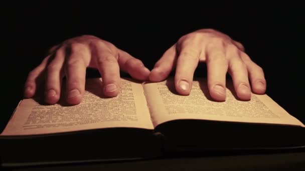 Чтение старой книги под атмосферным освещением жёлтой лампы — стоковое видео