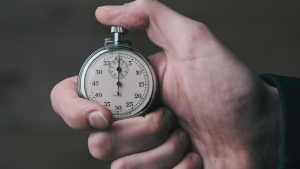 남성 손목시계가 1 초를 절약하다 — 비디오