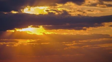 Gökyüzünde Günbatımı Sarı Katmanlı Bulutlar, Zaman Çizelgesi