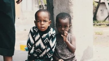 Slum, Zanzibar, Afrika yakınlarındaki fakir bir köyde yerel Afrikalı çocukların portresi