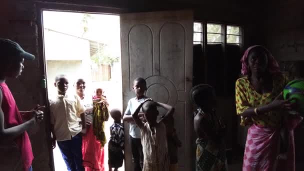 La vita di una povera famiglia africana, all'interno di una baraccopoli in un villaggio, Zanzibar — Video Stock