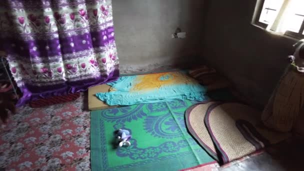 Livet för en fattig lokal afrikansk familj, Inne i ett slumhus i en by, Zanzibar — Stockvideo