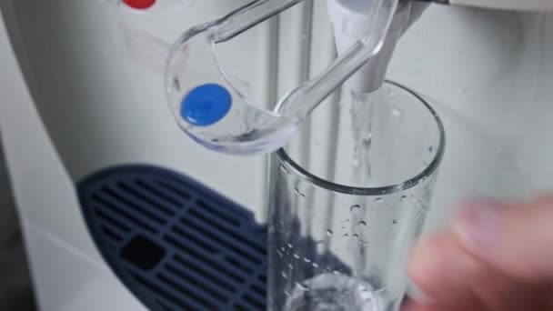 Vízhűtő, tiszta víz ömlik az üvegbe a vízadagolóból — Stock videók
