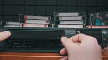 VHS Kaseti VCR 'a ekle ve Oynat düğmesine bas