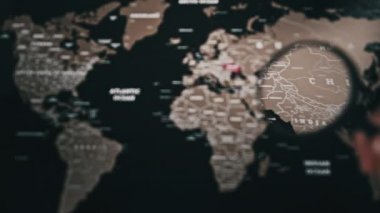 Loupe Büyüteci Altında Dünya Haritasında Ukrayna, Dünya çapında Savaşa Dikkat