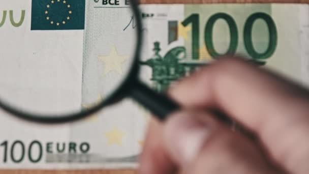 Honderd euro onder vergrootglas — Stockvideo
