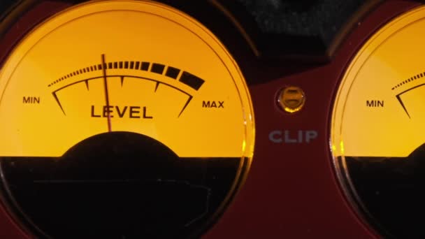 Dvě analogové šipky indikátory hladiny zvukového signálu ve stylu retro stereo — Stock video