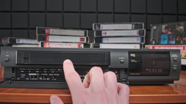 VHS-Kassette in Videorekorder einlegen und Play-Taste drücken — Stockvideo