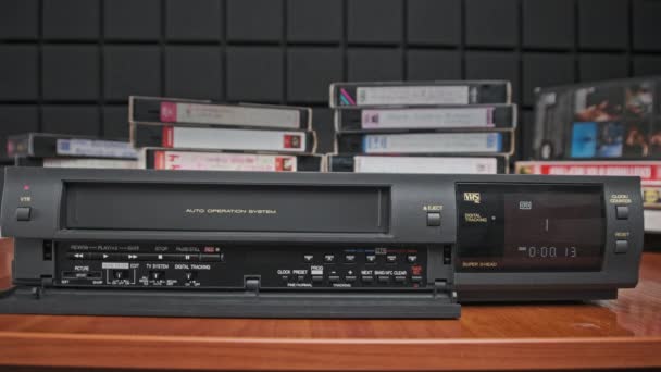 VHS-Kassette aus Videorekorder auswerfen — Stockvideo