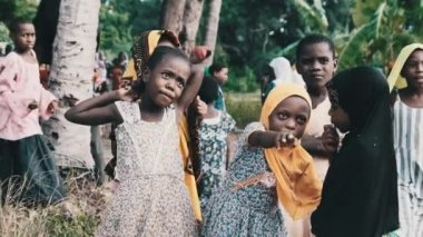 Yerel Afrikalı Çocuklar Köydeki Kameraya Bakıyor, Zanzibar, Afrika