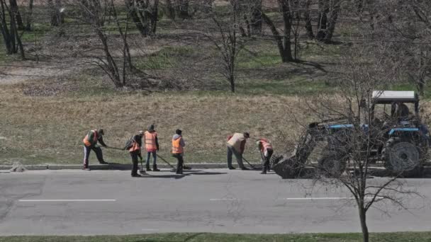 Road Workers Clean the Sides of the Assphalt Road — Stock video
