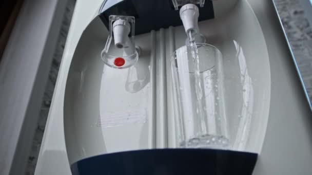 Καθαρό νερό χύνονται σε γυαλί από το ψύκτη νερού — Αρχείο Βίντεο