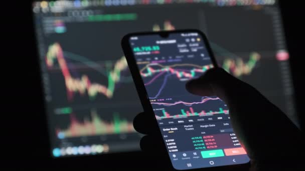 Trading Crypto in Smartphone — Video Stock