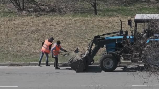 Wegenwerkers reinigen de kanten van de asfaltweg — Stockvideo