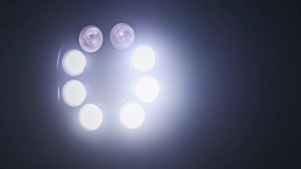 Câmera de CCTV com LEDs brilhantes girados e luz infravermelha gira à noite — Vídeo de Stock