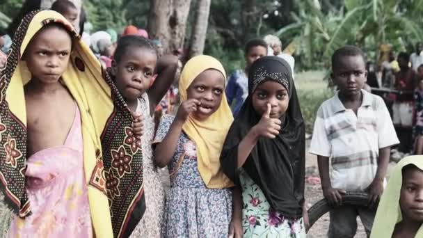 快乐的非洲孩子们在桑给巴尔村展示出令人毛骨悚然的标志和好奇的表情 — 图库视频影像
