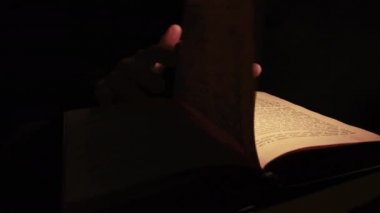 Atmosfer Altında Eski Bir Kitap Okuma Sarı Lamba Işığı