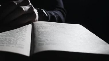 Gizemli Aydınlatma Altında Eski Bir Kitap Okumak