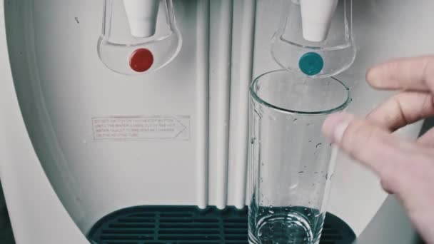 Чистая вода льется в стекло из охладителя воды — стоковое видео