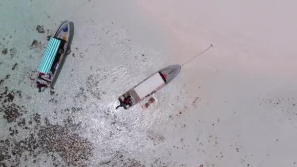 Ukotvené rekreační čluny na písečných nábřežích v oceánu, tropický ostrov, Zanzibar, Letecké — Stock video