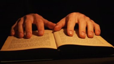 Atmosfer Altında Eski Bir Kitap Okuma Sarı Lamba Işığı