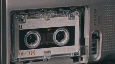 Teypteki kaset çalar ve döndürür.