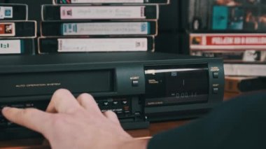 VHS Teyp Kasetini VCR Oynatıcıdan Çıkart