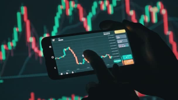 Man aanraken Smartphone Screen, Blader door digitale Exchange Market Data — Stockvideo