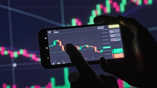Cryptogeld Grafiek in Smartphone — Stockvideo