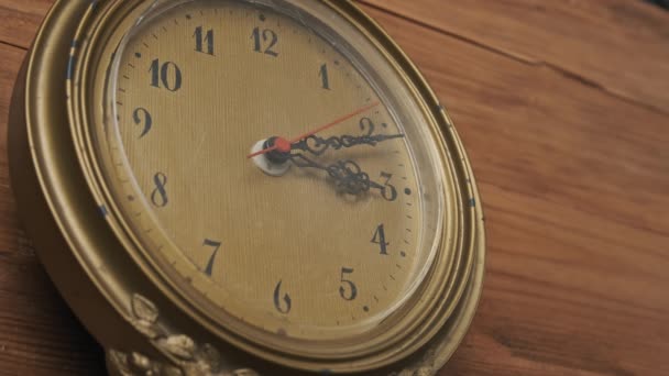 Antiguo reloj de pared retro con movimiento de segunda mano sobre fondo de madera — Vídeos de Stock