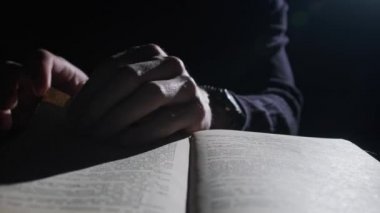 Gizemli Aydınlatma Altında Eski Bir Kitap Okumak