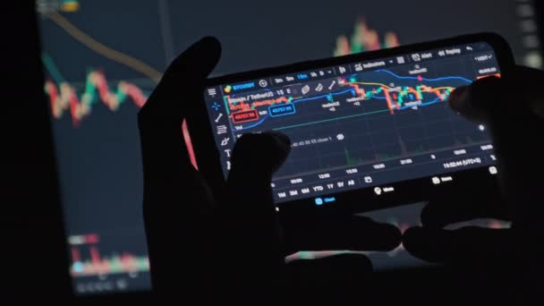 Crypto Trading in Smartphone — Stockvideo