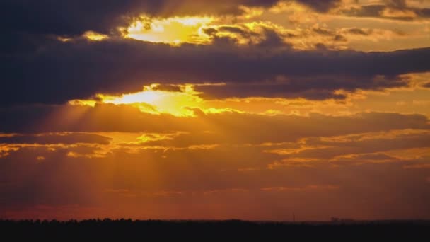 Coucher de soleil dans le ciel à travers les nuages multicouches jaunes, Timelapse — Video