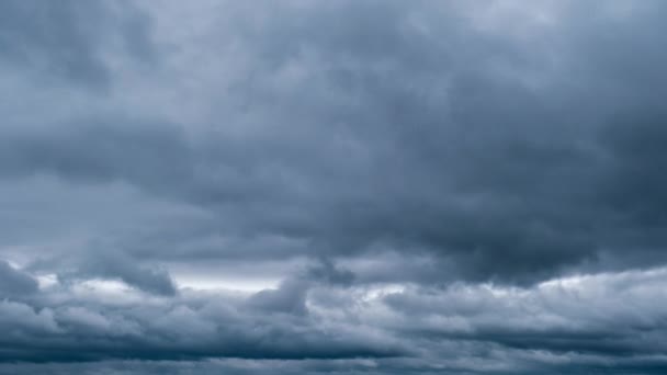 Драматические грозовые облака движутся в небе, хронология — стоковое видео
