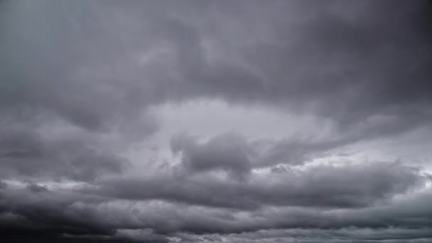 Хронология движения драматических грозовых облаков в небе — стоковое видео