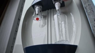 Temiz Su, Su Soğutucusundan Bardağa dökülüyor