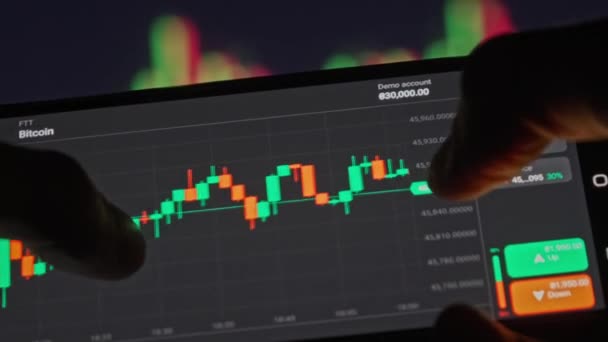 Man aanraken Smartphone Screen, Blader door digitale Exchange Market Data — Stockvideo