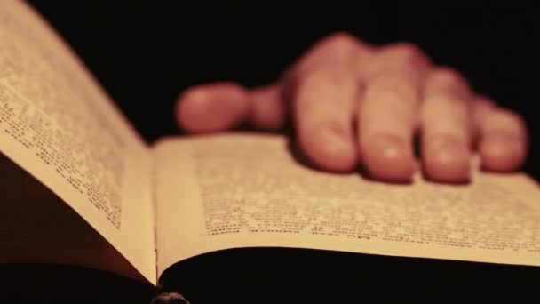 在旧时的黄灯照明下阅读一本旧书 — 图库视频影像