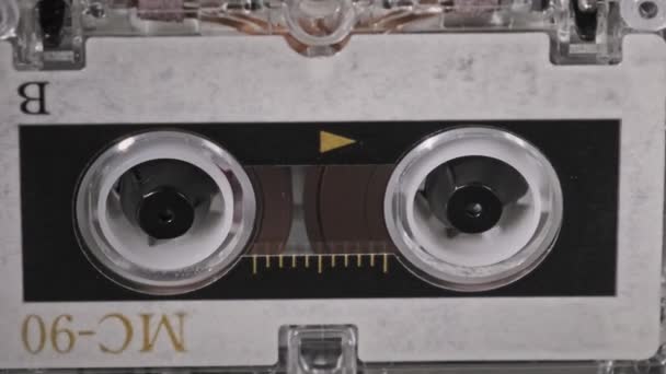 Аудиокассета в магнитофоне проигрывает и вращается — стоковое видео