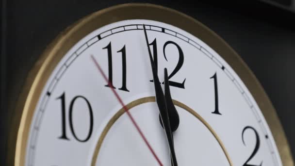 Relógio de parede vintage com segunda mão em movimento no mostrador branco circular — Vídeo de Stock