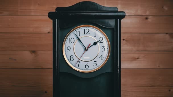 Timelapse del reloj vintage con giro completo de las manos del tiempo a las 2 AM o PM — Vídeos de Stock