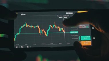 Akıllı Telefon Ekranında Yatırımcı Bitcoin Çizelgesini Denetliyor