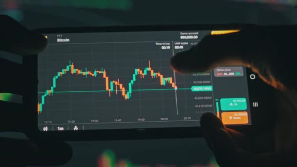 Befektető Bitcoin Chart ellenőrzése okostelefon képernyőn — Stock videók