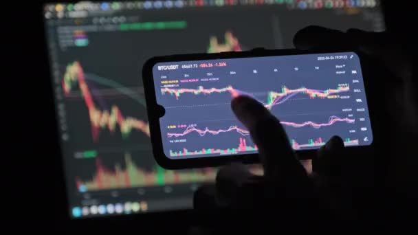 Anleger checken Bitcoin-Diagramm auf Smartphone-Bildschirm — Stockvideo